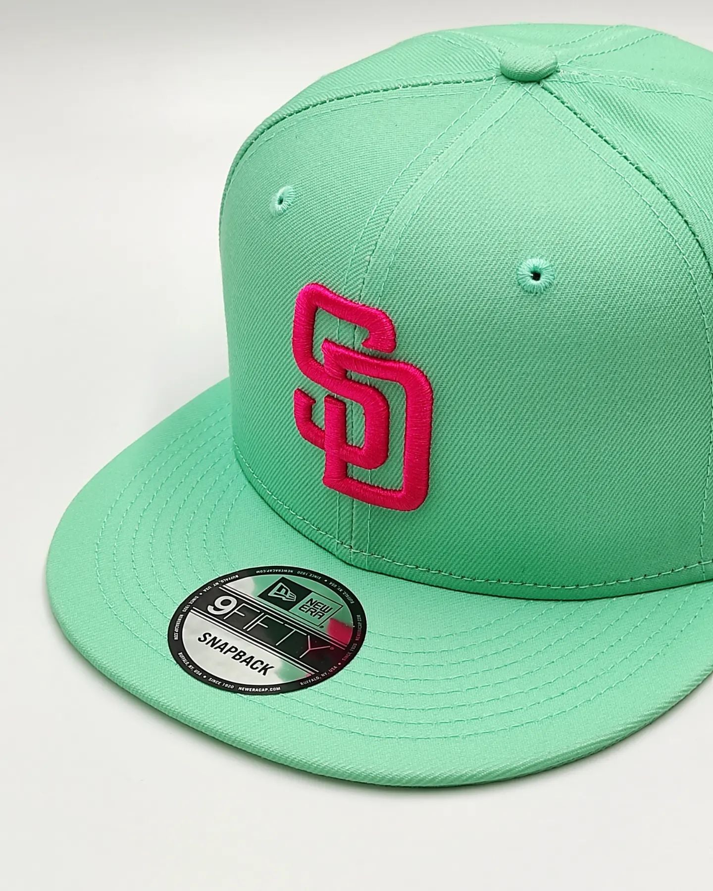 San Diego Padres MLB21 City Connect Mint/Pink Fitted - New Era cap